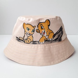 Simba y Nala Bucket Hat, Beige Bucket Hat, Hecho a mano, Pintado a mano