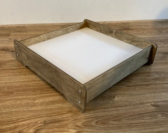 Dunkelbrauner Leuchttisch für Sandzeichnung. Montessori, Sinnesspiel, Holzspielzeug, LED-Leuchtkasten, Farbwechsellicht