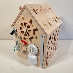 Carte d'éveil MONTESSORI personnalisée pour tout-petits - Jouet sensoriel à LED en bois - Tableau d'activités d'apprentissage précoce et de motricité - Cadeau unique pour bébé