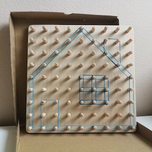 MONTESSORI WOODEN GEOBOARD For Kids - Fine Motor Skills And Hand-Eye Coordination Toy - Educational Sensory Activity Board For Toddlers