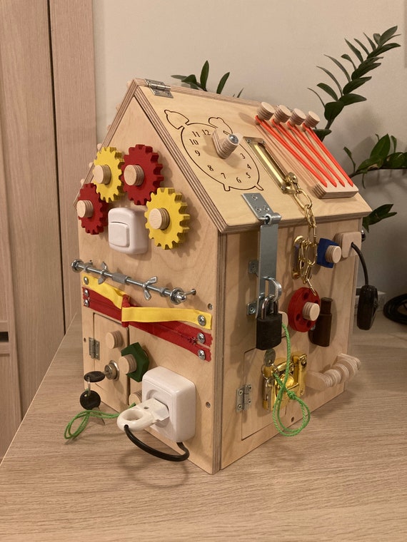 BASAMOU Busy Board De Madera Con Luces LED Y Música – Tablero Montessori Con 11 Interruptores Para Niños De 1 A 4 Años
