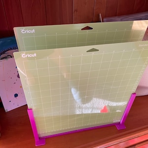 Cricut カッティング マット ホルダー。簡単シンプルに収納できます。カッティング マット 6 枚を収納できます。