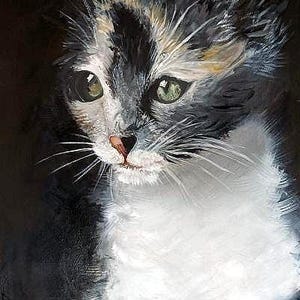 Op de afbeelding: Een schilderij van een calico kat met groene ogen. De kat kijkt naar de zijkant en heeft een witte borst en kin. De achtergrond is zwart.
