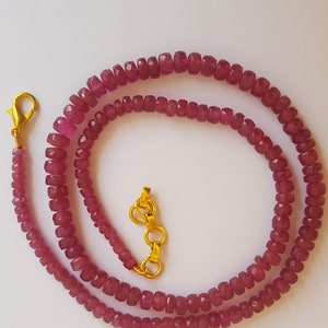 Peut inclure: Un collier de pierres précieuses roses avec un fermoir et une chaîne d'extension dorés. Le collier est composé de perles facettées et mesure environ 45 cm de long.