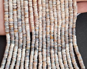 Può includere: Una collana di 100 perle di opale naturale, ogni perla ha un diametro di circa 4 mm e un colore iridescente unico.