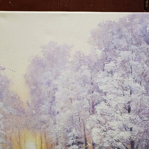 Puede incluir: Una pintura de una escena de bosque nevado con un camino que conduce a trav&eacute;s de los &aacute;rboles. Los &aacute;rboles est&aacute;n cubiertos de nieve blanca y el cielo es de un azul p&aacute;lido.
