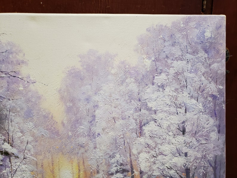 Puede incluir: Una pintura de una escena de bosque nevado con un camino que conduce a trav&eacute;s de los &aacute;rboles. Los &aacute;rboles est&aacute;n cubiertos de nieve blanca y el cielo es de un azul p&aacute;lido.
