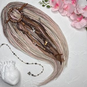Blonde kanekalon dreads for women: synthetic hair extensions with loose ends