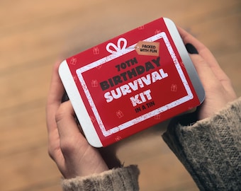 Regalo de 70 cumpleaños. Kit de supervivencia para 70 cumpleaños en un set de regalo de hojalata. Divertido y novedoso regalo de bolsillo compacto para él o ella.