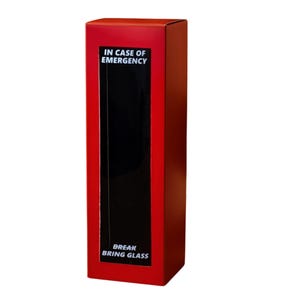 Könnte beinhalten: Rote Metallbox mit einem schwarzen Fenster und dem Text "IN CASE OF EMERGENCY" und "BREAK BRING GLASS".