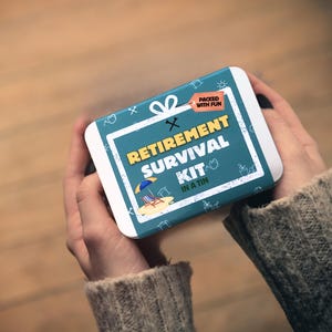 Pode incluir: Uma lata retangular turquesa com as palavras "Retirement Survival Kit" em branco e amarelo. A lata apresenta uma cena de praia com um guarda-sol e uma cadeira de praia. As palavras "Packed with Fun" também são visíveis.