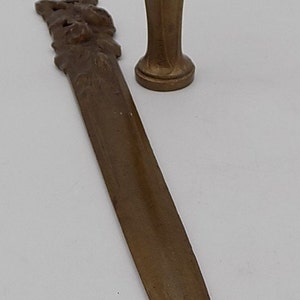 Bronzener Papieröffner/Bronze-Stempel/Bronzeöffner 1900/Signiert „A.Dahl“/Prestige-Papieröffner/Griffgravur/Rose und Blumen/Sammlungen.