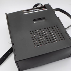 RADIOLA, Tonbandgerät und Kassette, 1960, Wochenendobjekt, elektrisch und batteriebetrieben, funktionsfähig, originales Sammlerstück aus Lederetui