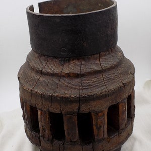 Lampa do salonu, lampa nastrojowa, piasty starego koła, wózek z XVII wieku, drewno i kute żelazo, oryginalny obiekt, pomysł na prezent