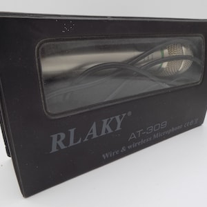 Peut inclure: Emballage en boîte noire pour un microphone filaire et sans fil RLAKY AT-309. Le microphone est argenté et possède un câble noir.