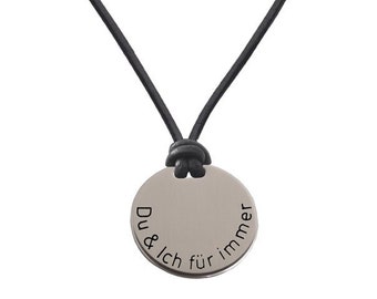 Kette als Dogtag mit schwarzem Lederband