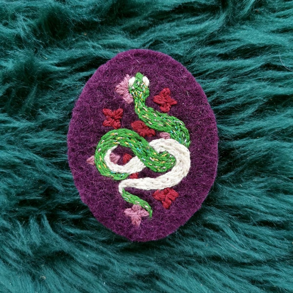 Broche brodée "La visite du serpent"