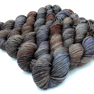 Butte // Yakima DK, mezcla jaspeada de lujo de merino, seda y yak, grosor DK, en azul suave, naranja y marrón. Para suéteres y accesorios.