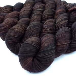 Tostado francés // Hilo de grosor fingering teñido a mano para calcetines profundos