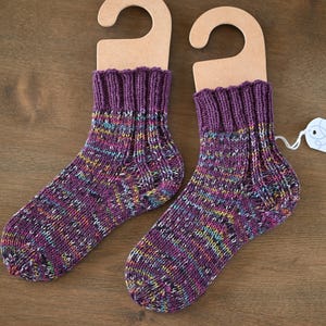 Op de afbeelding: Een set van drie keramische mokken met een gespikkelde, matte afwerking. De mokken zijn in de kleuren crème, lichtgrijs en donkergrijs. Elke mok heeft een eenvoudig, minimalistisch ontwerp en een afgeronde handgreep. Voor koffie of thee.