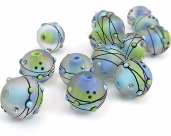 Paar (2 Perlen) Handgefertigte Lampwork Glasperlen zart blau grün geätzte feine Linie Stringer Verzierung schwarze Punkte