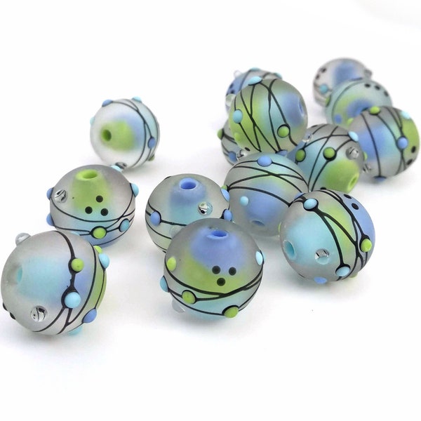 paio (2 perle) perline di vetro murano fatte a mano, morbido blu verde inciso, linea sottile, decorazione con traverse, punti neri