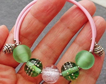 Eén maat voor alle handgemaakte lampwork glaskunstkralen, ambachtelijke armband roze dichrioc groen zilverdruppels groen geëtste kralen