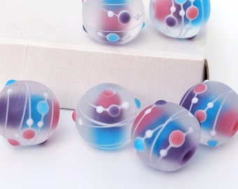 paar (2 kralen) Handgemaakte lampwork glaskralen zacht blauw paars roze geëtste fijne lijn stringer decoratie witte stippen