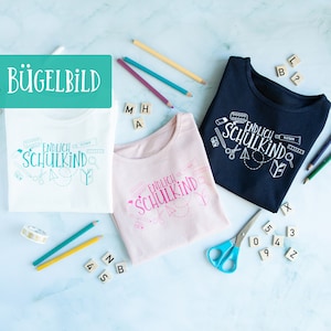 Könnte beinhalten: Drei Bügelbilder für T-Shirts, jedes mit dem Text "ENDLICH SCHULKIND" in einer anderen Farbe und Gestaltung. Die Designs beinhalten Schulutensilien wie ein Lineal, eine Schere und eine Lupe.