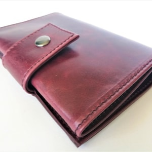 Cartera bifold de cuero rojo burdeos