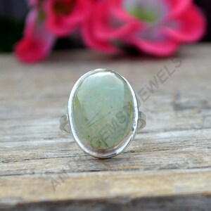 Anel oval de prehnita: pedra preciosa verde natural, prata esterlina 925