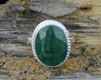 Smaragdgroene edelsteenring: ovale groene steen, massief sterlingzilver