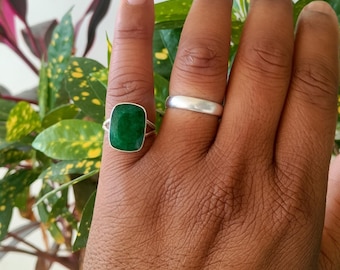 Anel de esmeralda bruta: prata esterlina com lapidação almofada, pedra do mês de maio