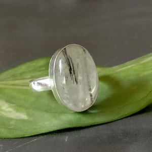 Ovale ring toermalijnkwarts: moderne sterlingzilveren edelsteen