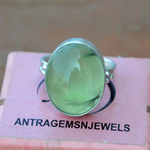 Anel oval com pedra preciosa Prehnita: Joia com pedra de nascimento em prata esterlina 925