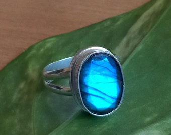 Oval labradoritring: Blå eld, 925 sterlingsilver