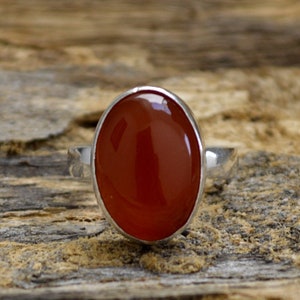 Anillo ovalado de ónix rojo hecho a mano: anillo de piedra natal de plata de ley 925