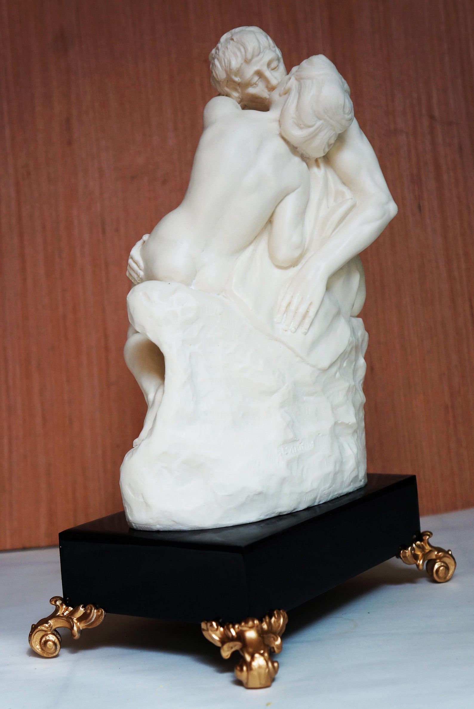 El Beso es la famosa escultura de Rodin. Gran reproducción ...