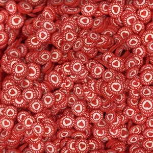 Könnte beinhalten: Ein großer Haufen roter und weißer herzförmiger Konfetti. Die Herzen sind von einem weißen Kreis mit rotem Rand umgeben.