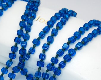 Lange ketting van Tsjechisch glas Flapper: ceylon saffierblauwe kubuskralen, ca. Jaren 1920