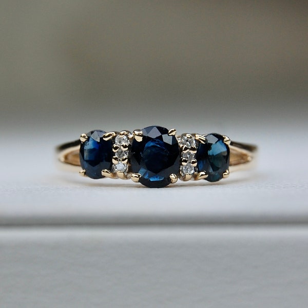 Mid-Century Blue Saphir & Diamant Ring in 10k Gelbgold, Jubiläum Bandring, Helzberg, Vintage, Size 6, c. 1960er Jahre, 1,61g