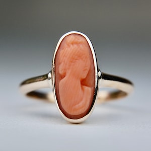 Bague camée ancienne en corail édouardien, or rose 10 carats, femme, portrait sculpté pêche, oblong, Bryant, c. Années 1900, taille 5,75 (taille 5 3/4), 2,19 g