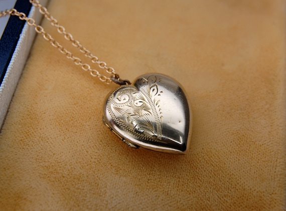 Retro Floral Foliate Heart Locket, Hand Chased, 9… - image 1