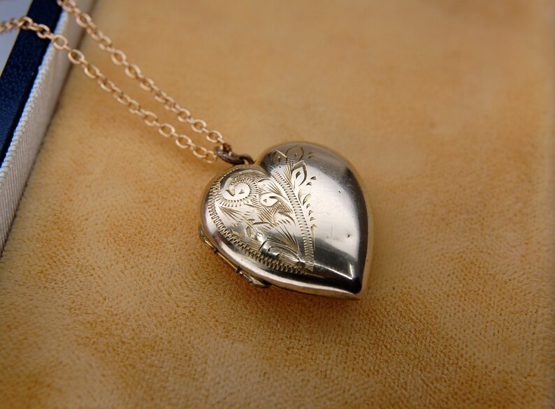 Retro Floral Foliate Heart Locket, Hand Chased, 9ct Front & Back, Canadian, Pendant Necklace, Vintage, Optional Chains, c.1930's-50's, 3.90g image 1