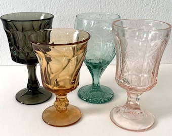 Copas de vidrio de colores vintage desiguales: Vajilla bohemia, juego de 4