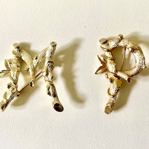 Broche vintage con monograma inicial de Sarah Coventry en metal dorado, diseño de hojas y ramas con letras MP y cierre con imperdible en forma de C