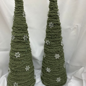 Farmhouse chunky yarn Christmas trees (Set of 2) yarn wrapped tree