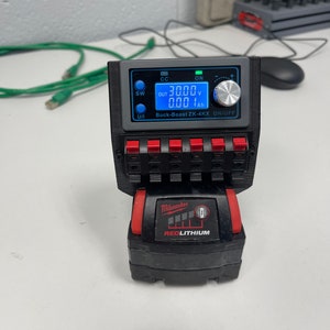 Milwaukee M18 Digital Buck Boost-voeding - Veelzijdige spanningsregelaar voor verbeterde prestaties M18-adapter/-connector