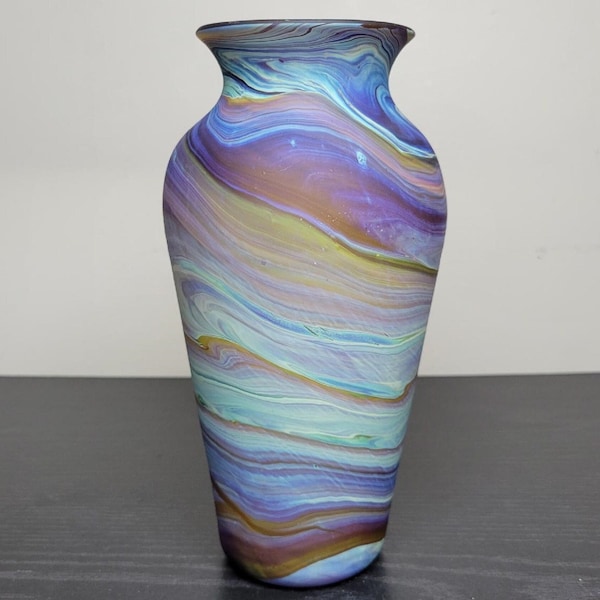 Vase de style phénicien soufflé à la main, tourbillons de brun, violet et bleu - oeuvre d'art en verre recyclé durable et biologique d'Hébron, Palestine