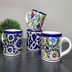 Marineblau, bunte Blumen handbemalte Keramikbecher, Geburtstagsgeschenk, Kaffeebecher für Sie oder Ihn, Housewarming Geschenk